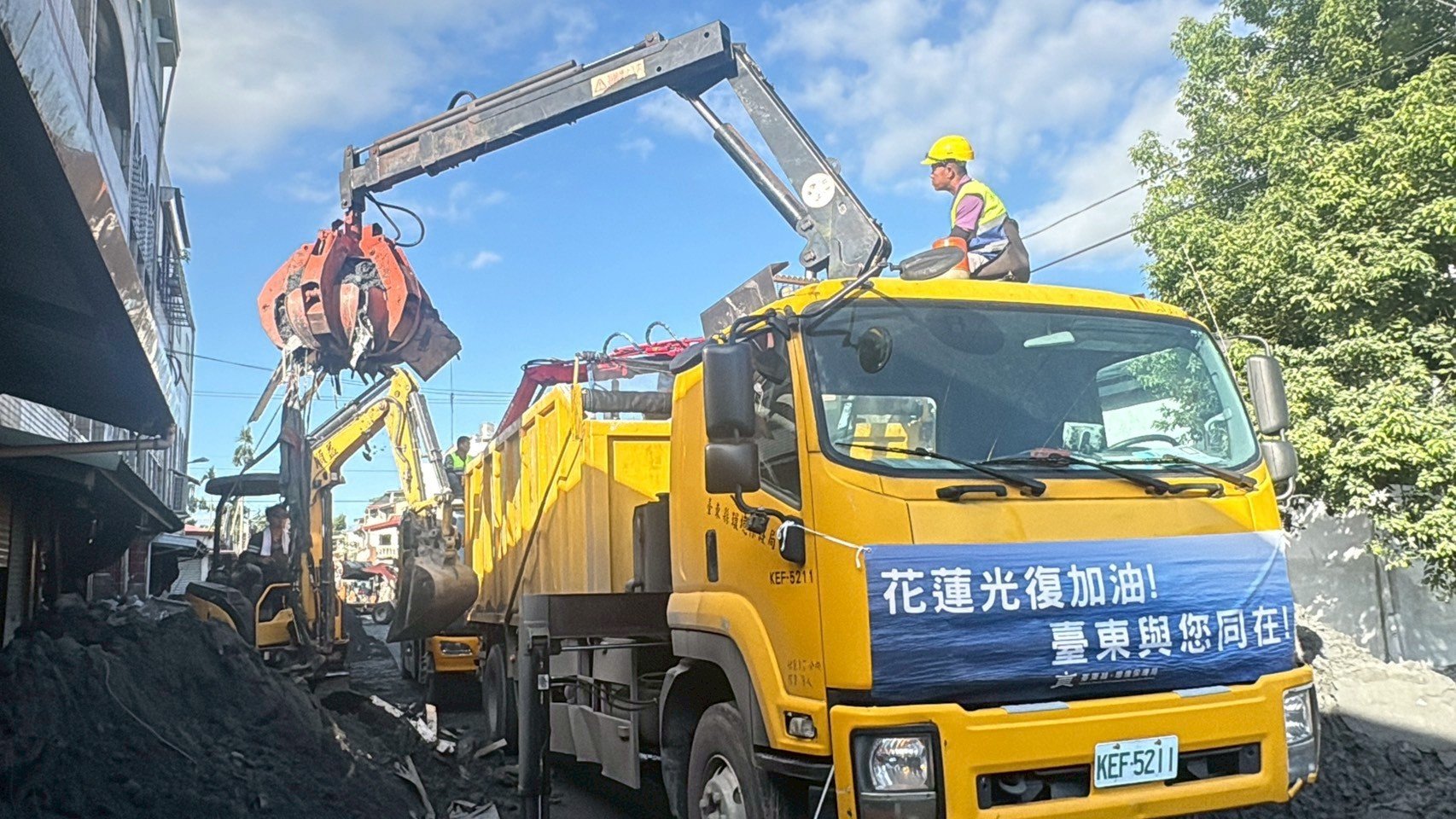 臺東出動抓斗車、清溝車馳援 攜手花蓮投入災區環境復原